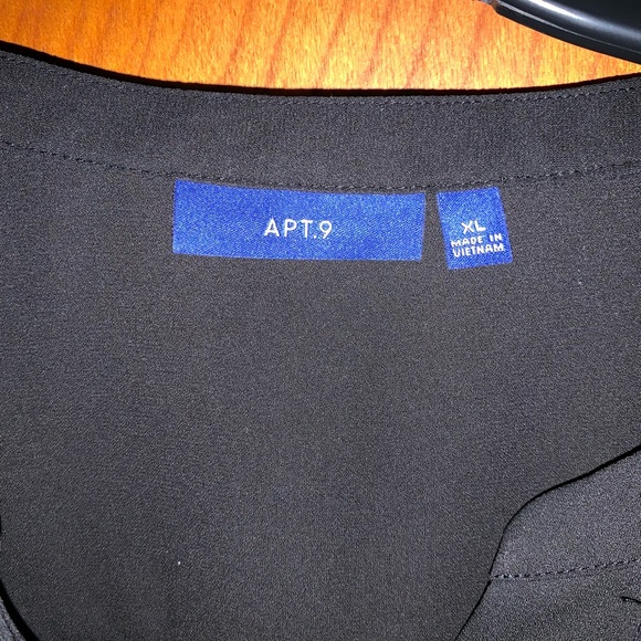 🎉 5 for $20 🎉Black and floral top - Picture 3 of 3